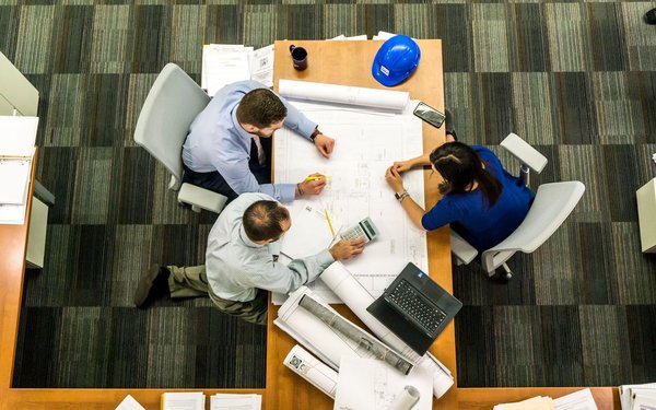 Quel est le rôle des managers dans l'implication des personnes ?